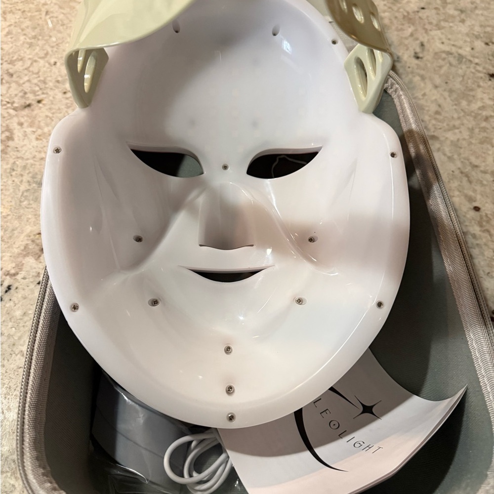 Cleolight™ Mask - Advanced LED Face & Neck Mask - Picture 2 of 4